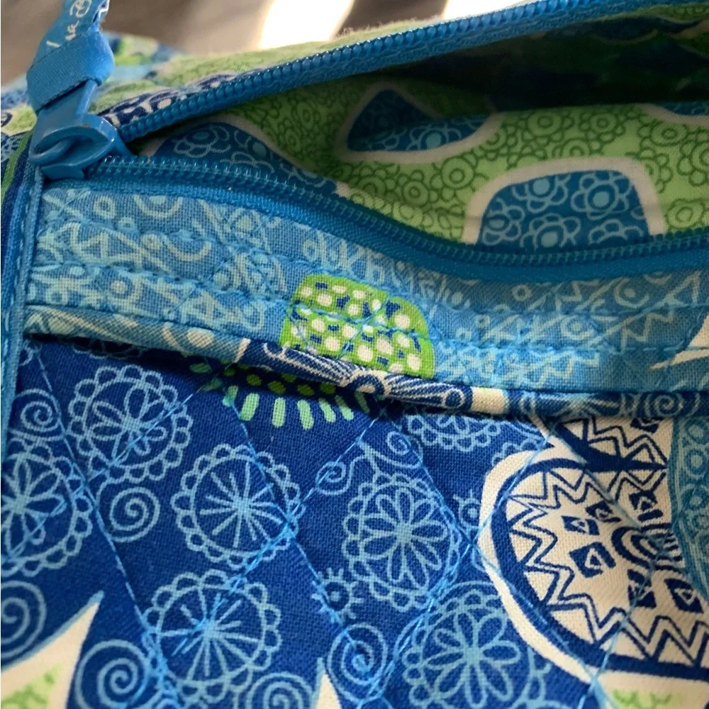 VERA BRADLEY shoulder bag in excellent condition. Lots of pockets - Picture 5 of 7
